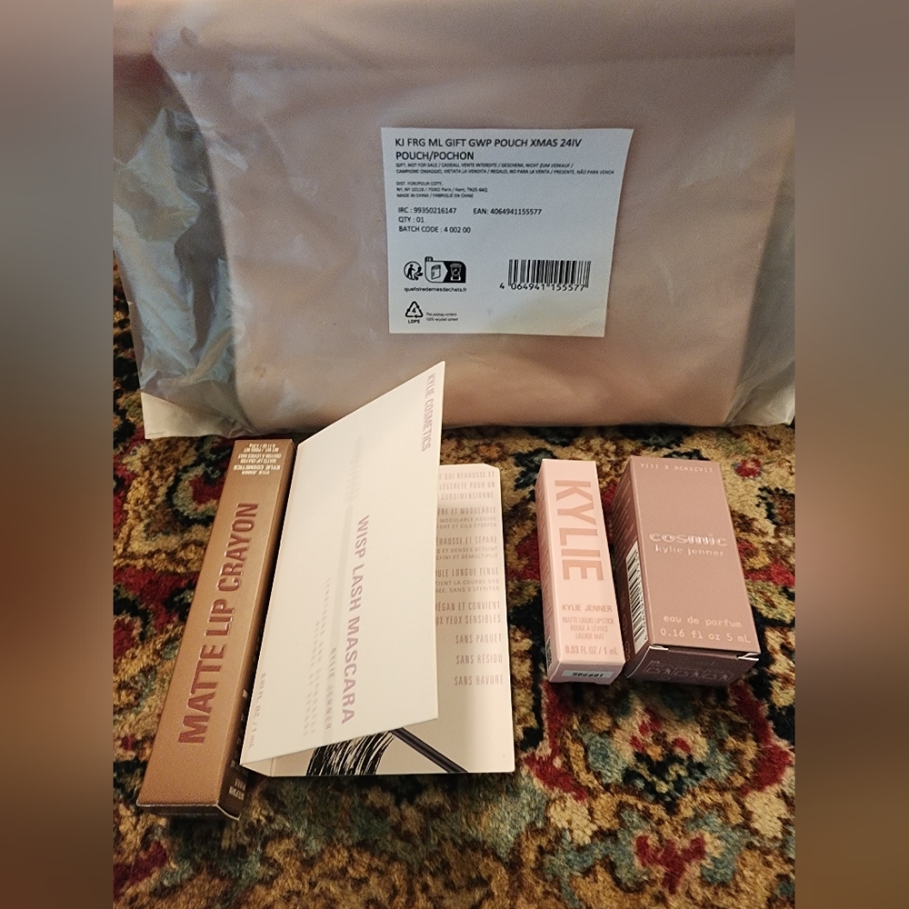 Kylie Makeup And Perfume Gift Set With Makeup Bag NIB Plus Bonus Gift!